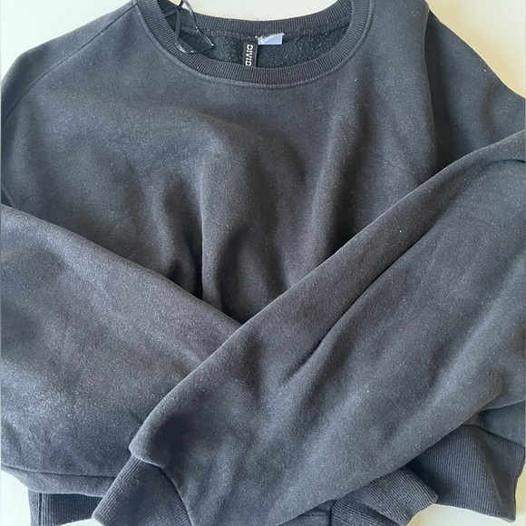 Cropped black H&M sweater - Picture 1 of 4